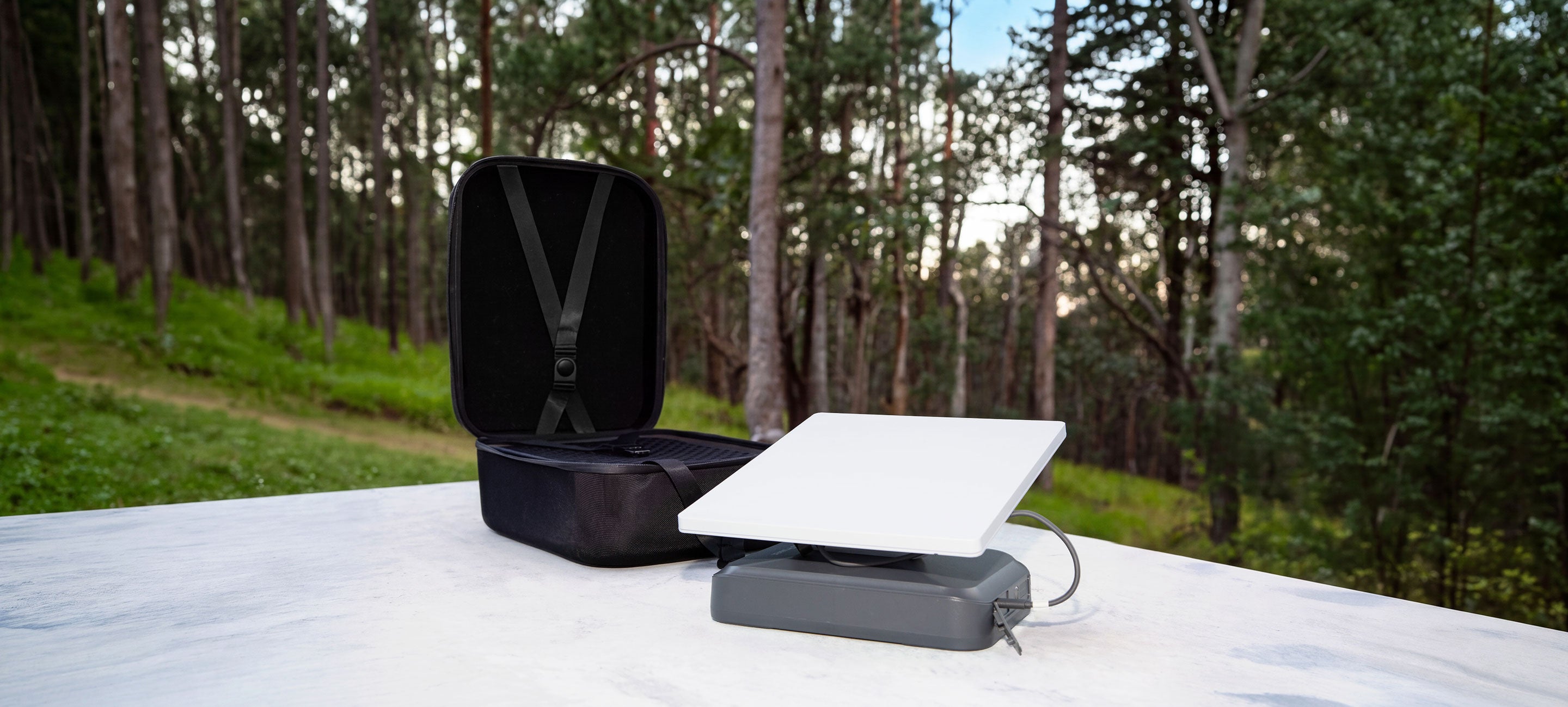 Vergessen Sie umständliche DIY-Halterungen, Kabelsalat und die ständige Sorge um den Akkustand. Elvis Power ist der ultimative Outdoor-Begleiter, der von Grund auf entwickelt wurde, um Ihr Starlink Mini Erlebnis zu perfektionieren. Dieses durchdachte Set beseitigt alle Hürden bei der Nutzung unterwegs und gibt Ihnen die absolute Freiheit, Ihre Ausrüstung mühelos in Sekundenschnelle aufzubauen und online zu gehen.
