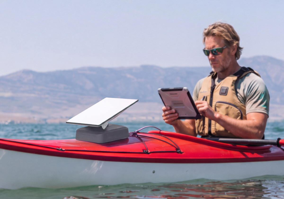 Elvis Power auf einem Paddleboard für Internetzugang auf dem Wasser